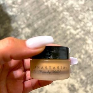 Anastasia Beverly Hills concealer pot 2.0